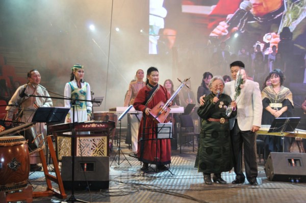 Б.Чинбатын “Эзлэн” тоглолтын зурагнууд